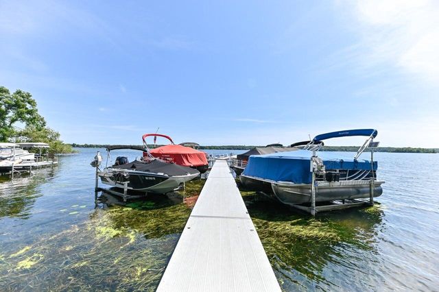 2135 W Shore DRIVE, Delafield, WI 53018