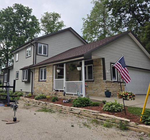 2135 W Shore DRIVE, Delafield, WI 53018