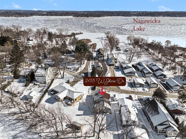 2135 W Shore DRIVE, Delafield, WI 53018