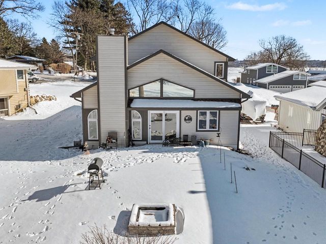 2135 W Shore DRIVE, Delafield, WI 53018