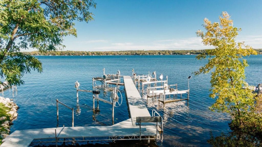 2135 W Shore DRIVE, Delafield, WI 53018