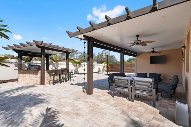 160 SE 23rd Ter, Homestead, FL 33033