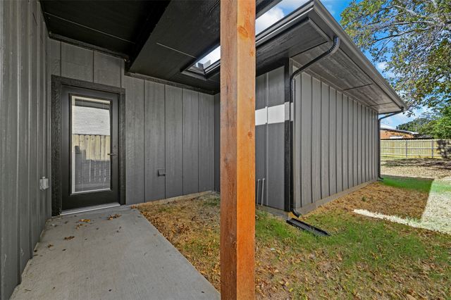 527 W Walker Street, Denison, TX 75020