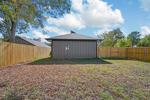 527 W Walker Street, Denison, TX 75020