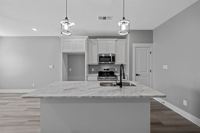 527 W Walker Street, Denison, TX 75020