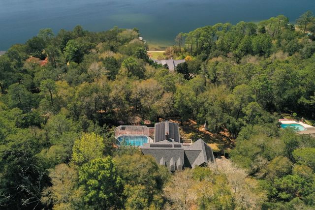 2624 Edgewater Drive, Niceville, FL 32578