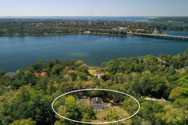 2624 Edgewater Drive, Niceville, FL 32578