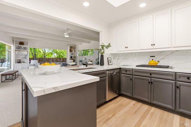 26 College Ct, Larkspur, CA 94939