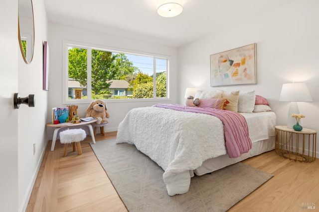 26 College Ct, Larkspur, CA 94939