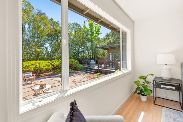 26 College Ct, Larkspur, CA 94939