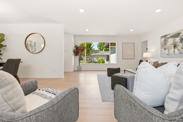 26 College Ct, Larkspur, CA 94939