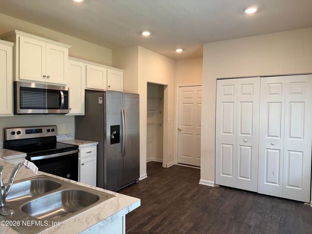 878 CAPITOL Parkway, Jacksonville, FL 32218