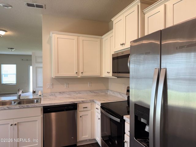 878 CAPITOL Parkway, Jacksonville, FL 32218