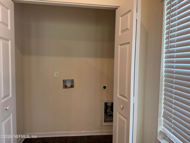878 CAPITOL Parkway, Jacksonville, FL 32218