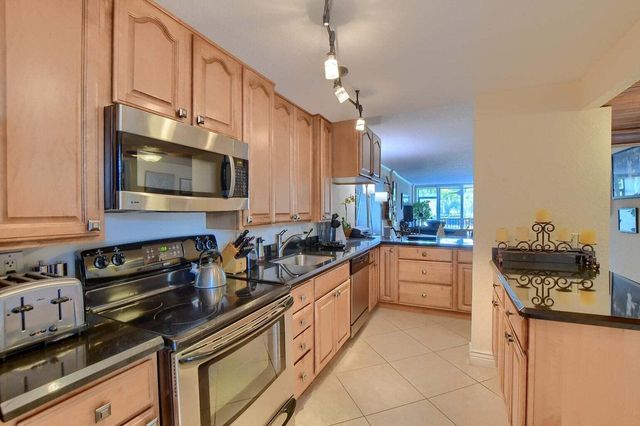 3 Royal Palm Way #102, Boca Raton, FL 33432