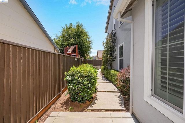 321 Myrtle Ln, Oakley, CA 94561