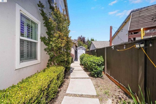 321 Myrtle Ln, Oakley, CA 94561