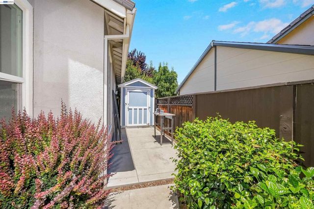 321 Myrtle Ln, Oakley, CA 94561
