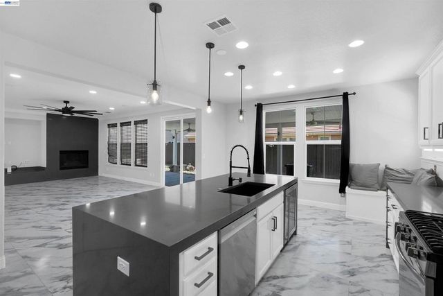 321 Myrtle Ln, Oakley, CA 94561