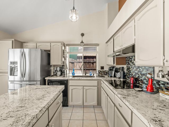 1575 E Niles, Fresno, CA 93720