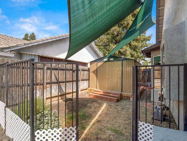 1575 E Niles, Fresno, CA 93720