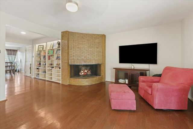 5821 Copperwood Lane 2126, Dallas, TX 75248