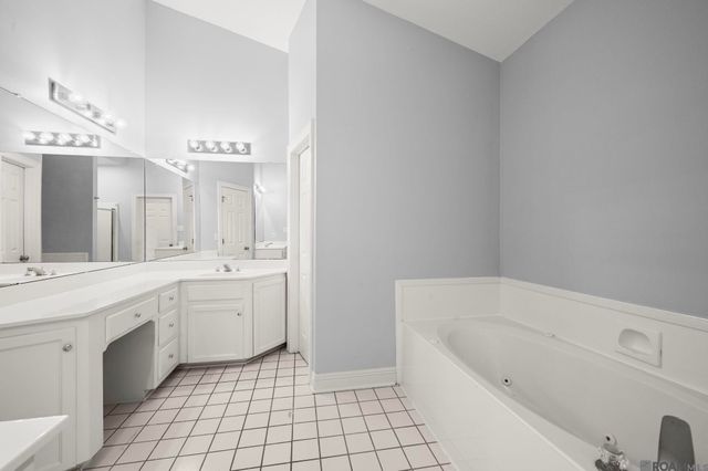 8624 E Cypress Point Ct, Baton Rouge, LA 70809