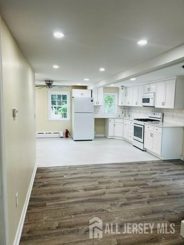 18 Lincoln Avenue, Jamesburg, NJ 08831