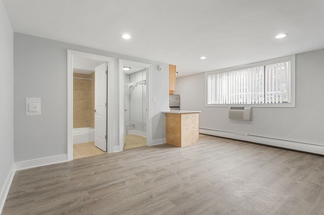 6758 N Sheridan Avenue 101, Chicago, IL 60626