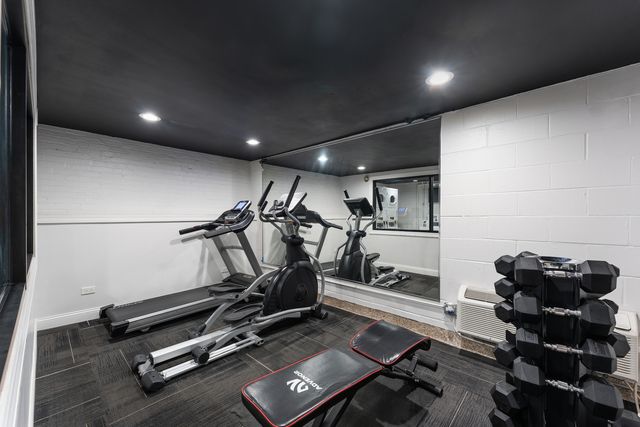 6758 N Sheridan Avenue 101, Chicago, IL 60626