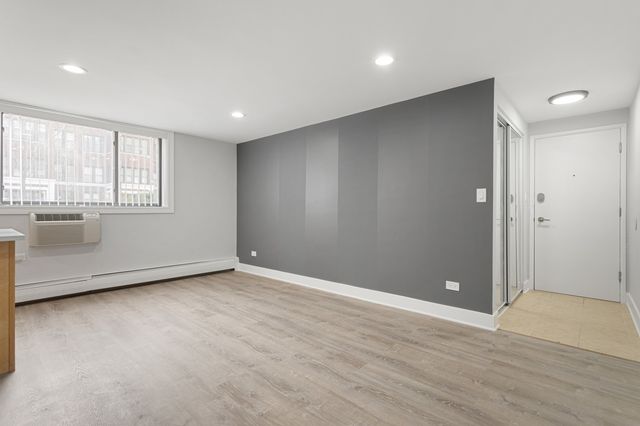 6758 N Sheridan Avenue 101, Chicago, IL 60626