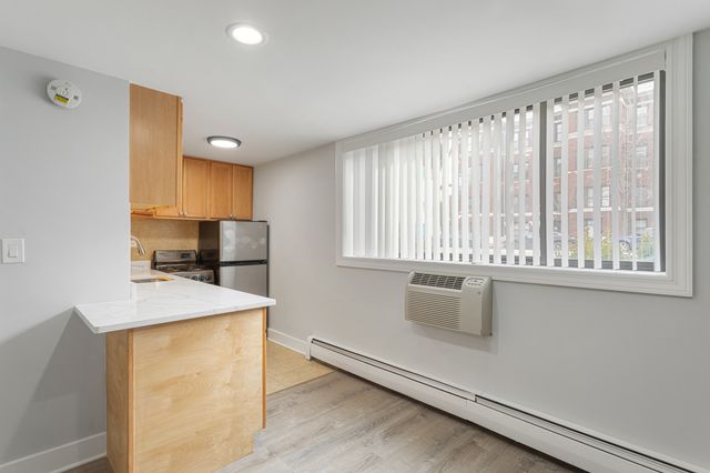 6758 N Sheridan Avenue 101, Chicago, IL 60626