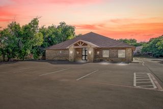 905 Roberts Cut Off, River Oaks, TX 76114