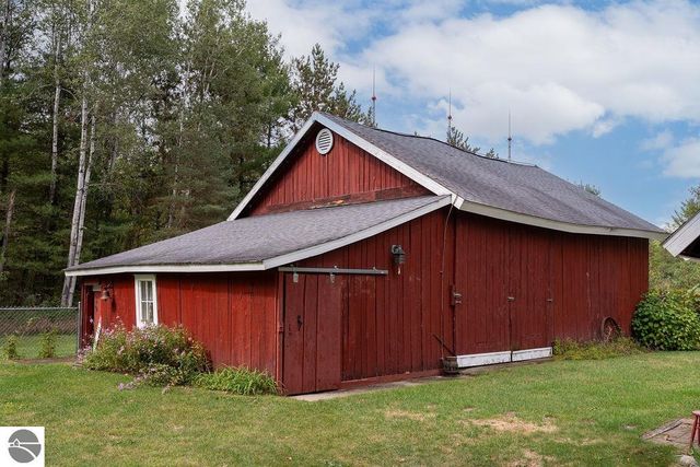 1227 E Washington Road, Farwell, MI 48622