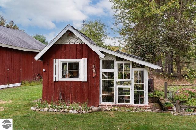 1227 E Washington Road, Farwell, MI 48622