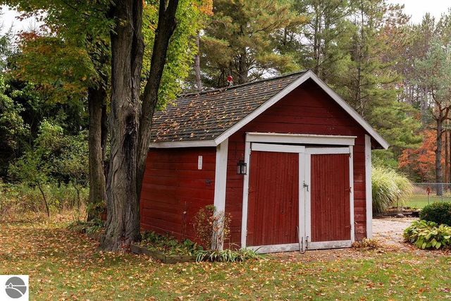 1227 E Washington Road, Farwell, MI 48622