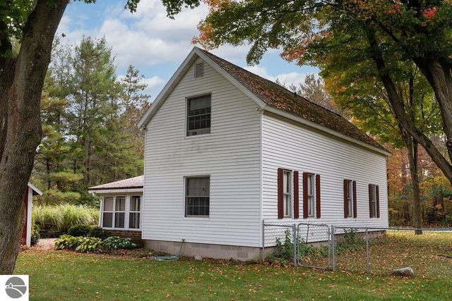 1227 E Washington Road, Farwell, MI 48622