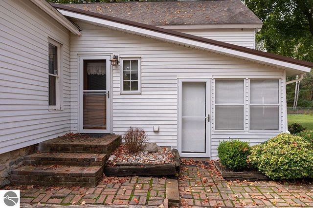 1227 E Washington Road, Farwell, MI 48622