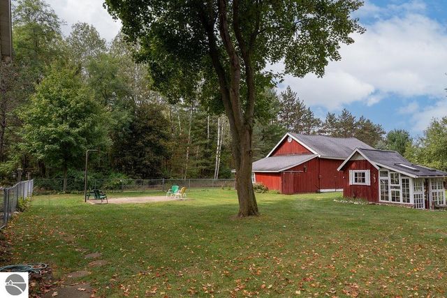 1227 E Washington Road, Farwell, MI 48622