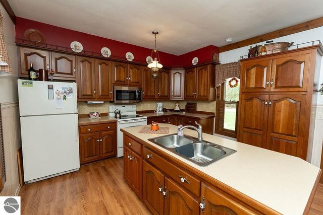 1227 E Washington Road, Farwell, MI 48622