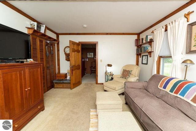 1227 E Washington Road, Farwell, MI 48622