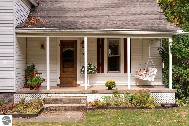 1227 E Washington Road, Farwell, MI 48622