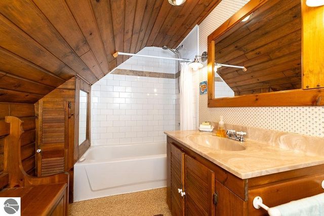 1227 E Washington Road, Farwell, MI 48622