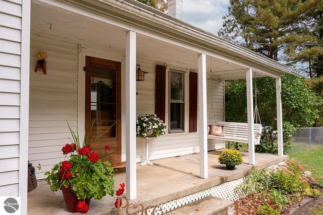 1227 E Washington Road, Farwell, MI 48622