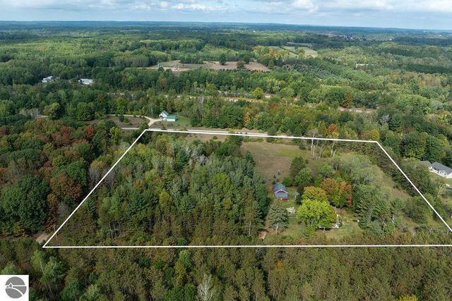 1227 E Washington Road, Farwell, MI 48622