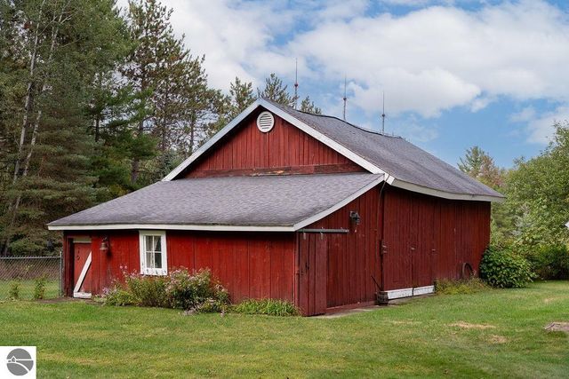 1227 E Washington Road, Farwell, MI 48622
