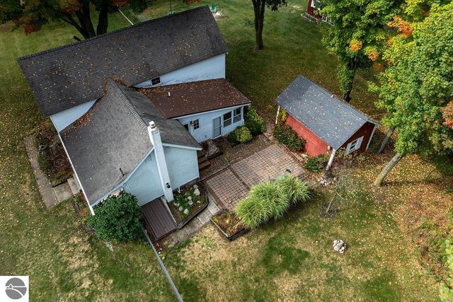 1227 E Washington Road, Farwell, MI 48622