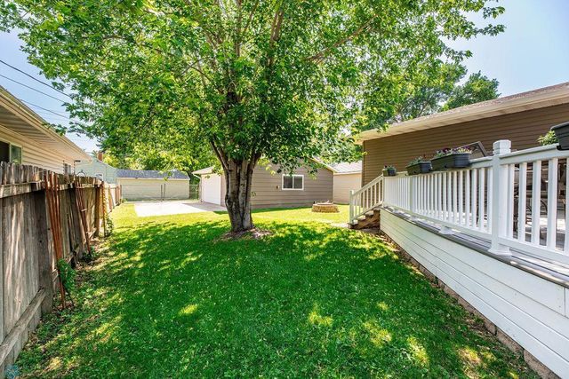 105 5th Avenue W, West Fargo, ND 58078