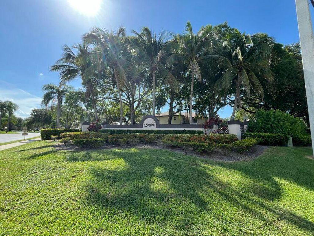 7 Amherst Court Apt A, Royal Palm Beach, FL 33411