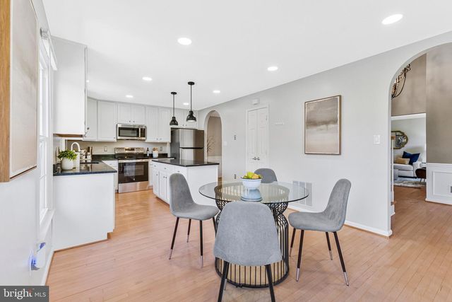 2000 GALLOWS TREE LN, Vienna, VA 22182